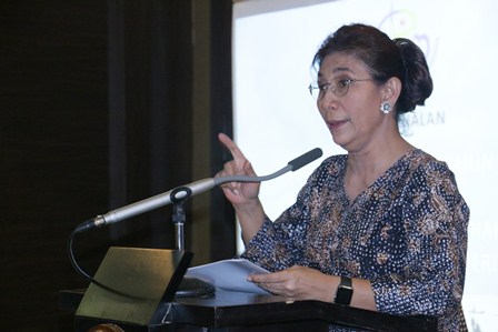 Minister of Maritime Affairs and Fisheries, Susi Pudjiastuti, Signs a Regulation on Fisheries Human Rights System and Certification.